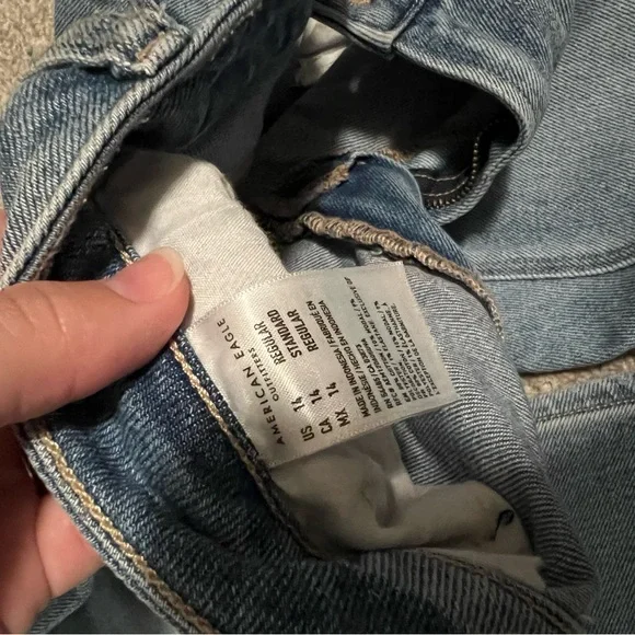 NWOT American Eagle Mom Jeans - Picture 2 of 4